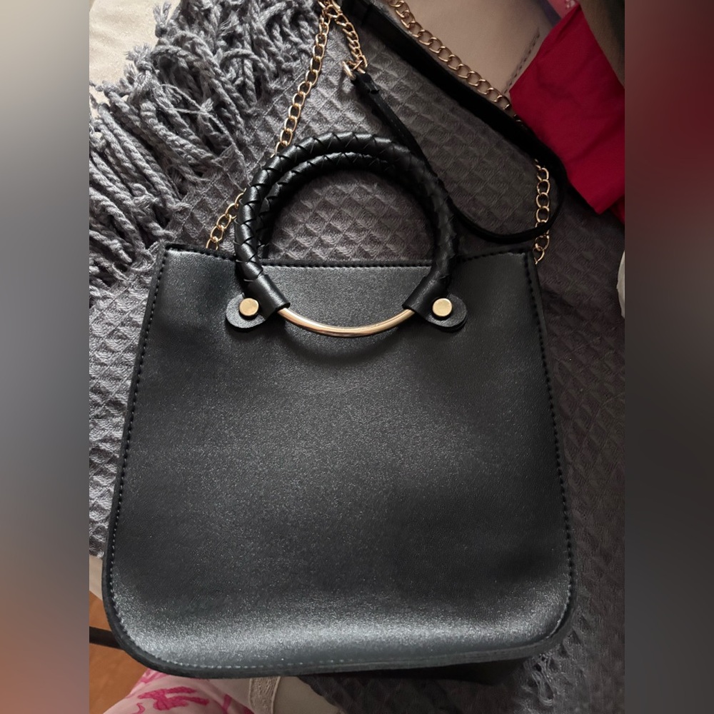 Elegant Black Handbag with Gold Chain